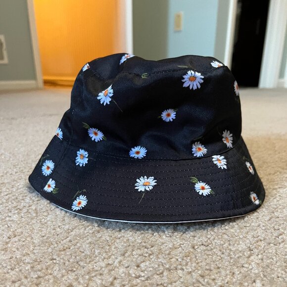 Alice + Olivia Daisy Reversible Bucket Hat (AO x Fabfitfun) - Picture 1 of 4